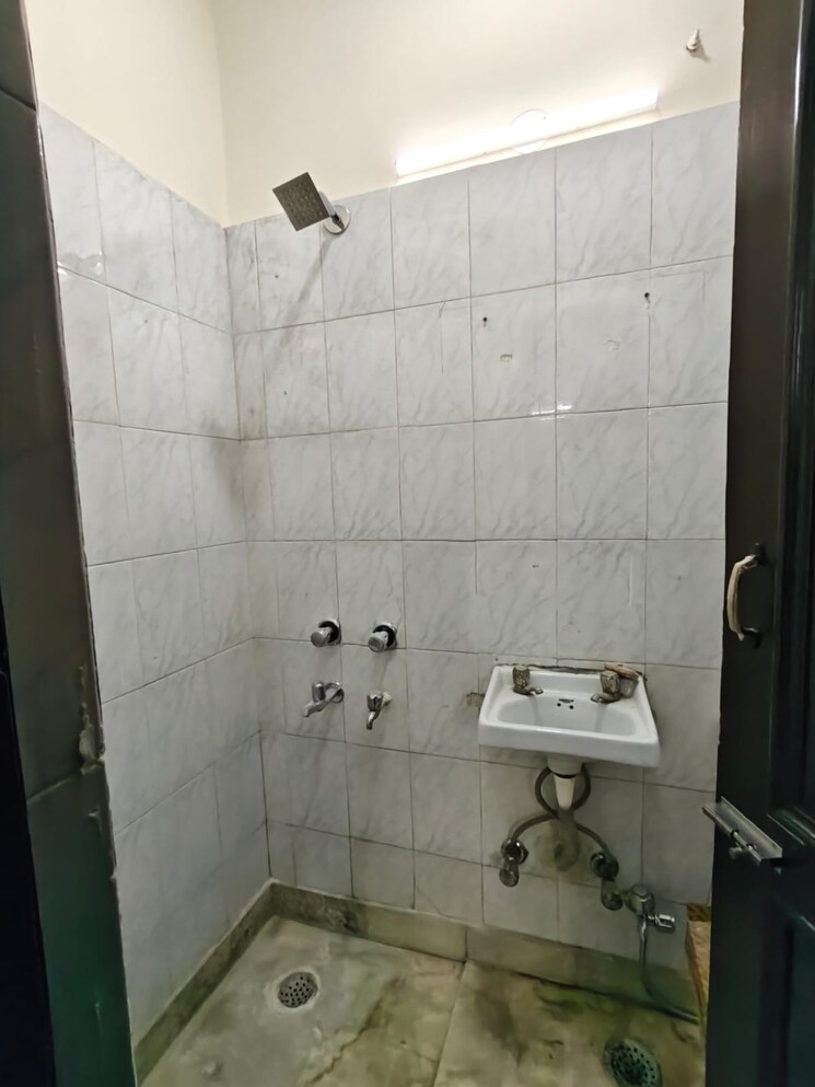 Bathroom, mohit-house 2 Bedroom 2000 Sq.Ft. Builder Floor In Sushant Lok I Gurgaon 9752674