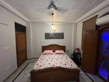 Bedroom in 2.5 BHK Apartment at Saket – for Rent