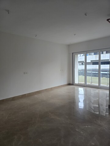 Room in 3 BHK Apartment at Shapoorji Pallonji The Designate, Khar West – for Rent