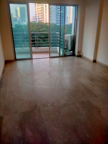 Room in 4 BHK Apartment at Parsvnath Exotica, Sector 53 – for Rent