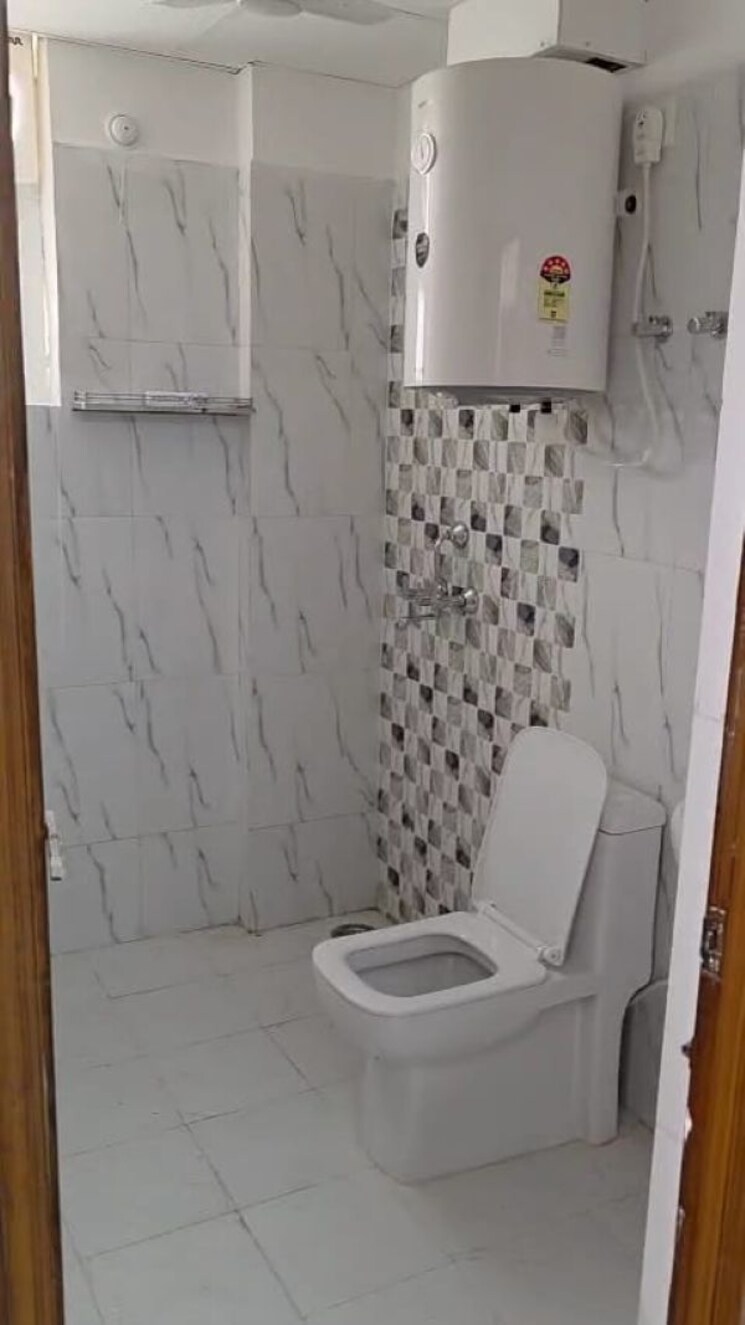 Bathroom, tulsiani-urban-woods 3 Bedroom 2000 Sq.Ft. Apartment In Sushant Golf City Lucknow 9753217