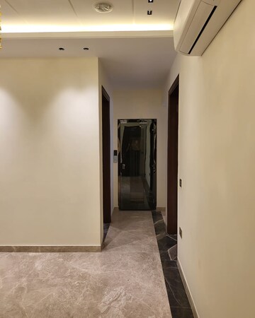 Building Lobby in 4 BHK Apartment at DLF The Icon, Dlf Phase V – for Rent