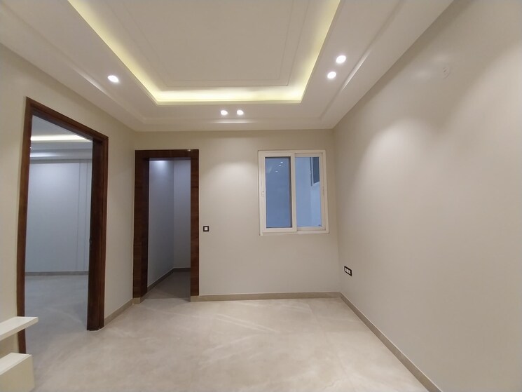 Room, naraina 4 Bedroom 300 Sq.Yd. Builder Floor In Naraina Delhi 9753160