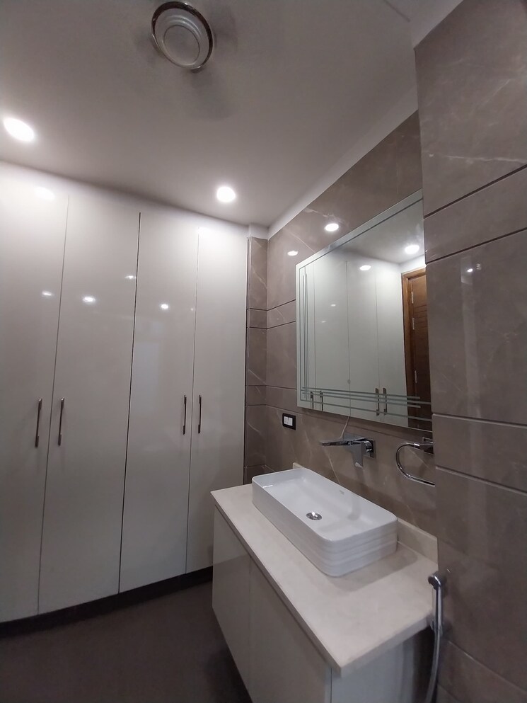 Bathroom, naraina 4 Bedroom 300 Sq.Yd. Builder Floor In Naraina Delhi 9753160