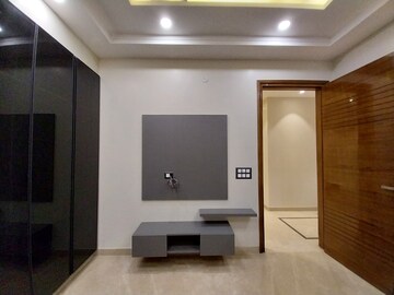 Furnished Amenities in 4 BHK Builder Floor at Naraina – for Sale