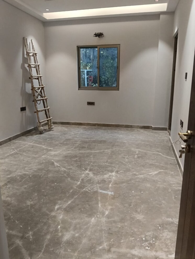 Room, naraina 4 Bedroom 300 Sq.Yd. Builder Floor In Naraina Delhi 9753903