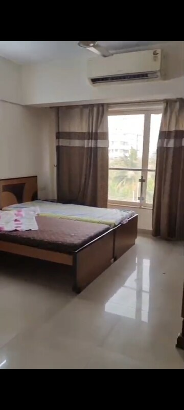 Bedroom in 2 BHK Apartment at Vile Parle East – for Rent