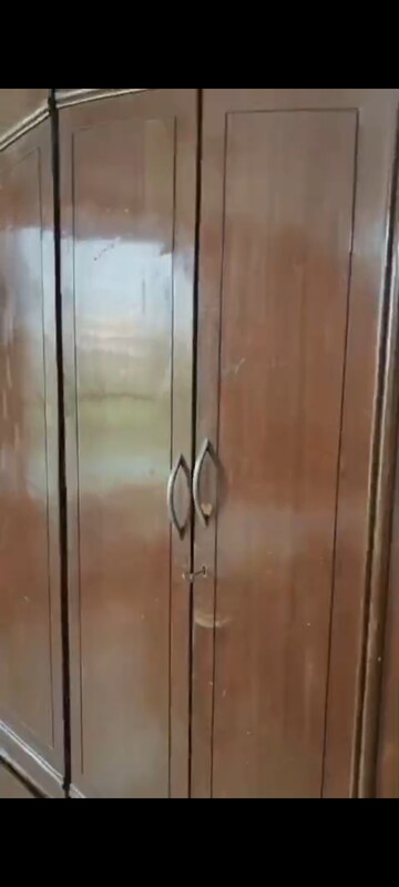 Furnished Amenities in 2 BHK Apartment at Vile Parle East – for Rent