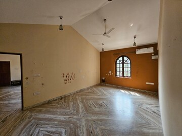 Room in 6 BHK Villa at Parra – for Sale