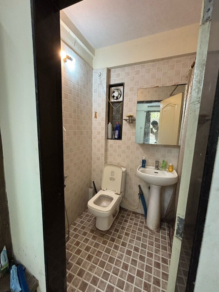 Bathroom, camelot-society 2 Bedroom 1100 Sq.Ft. Apartment In Viman Nagar Pune 9755417