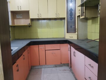 Kitchen in 2.5 BHK Builder Floor at Uppal Southend, Sector 49 – for Rent