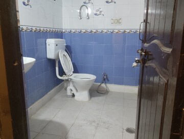 Bathroom in 2.5 BHK Builder Floor at Uppal Southend, Sector 49 – for Rent
