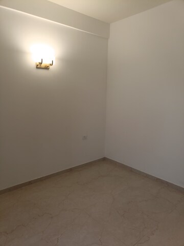 Room in 3 BHK Apartment at Smart World Orchard, Sector 61 – for Rent