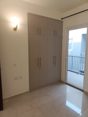 Room in 3 BHK Apartment at Smart World Orchard, Sector 61 – for Rent