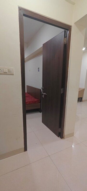 Room in 3 BHK Apartment at Cosmos The Magestic, Prabhadevi – for Rent