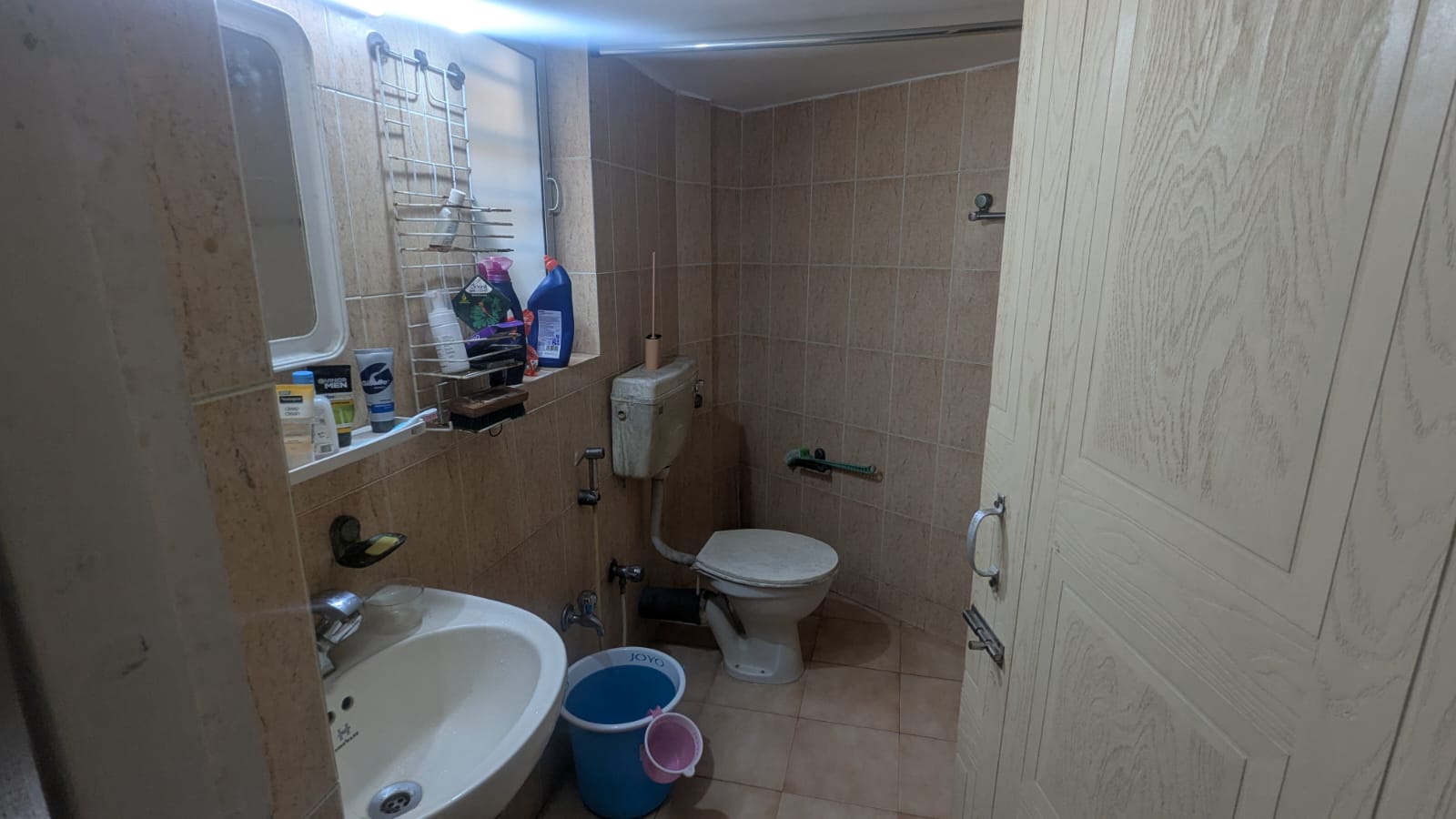 Bathroom in 3 BHK Apartment at Grand Canyon Apartment, Pali Hill – for Rent