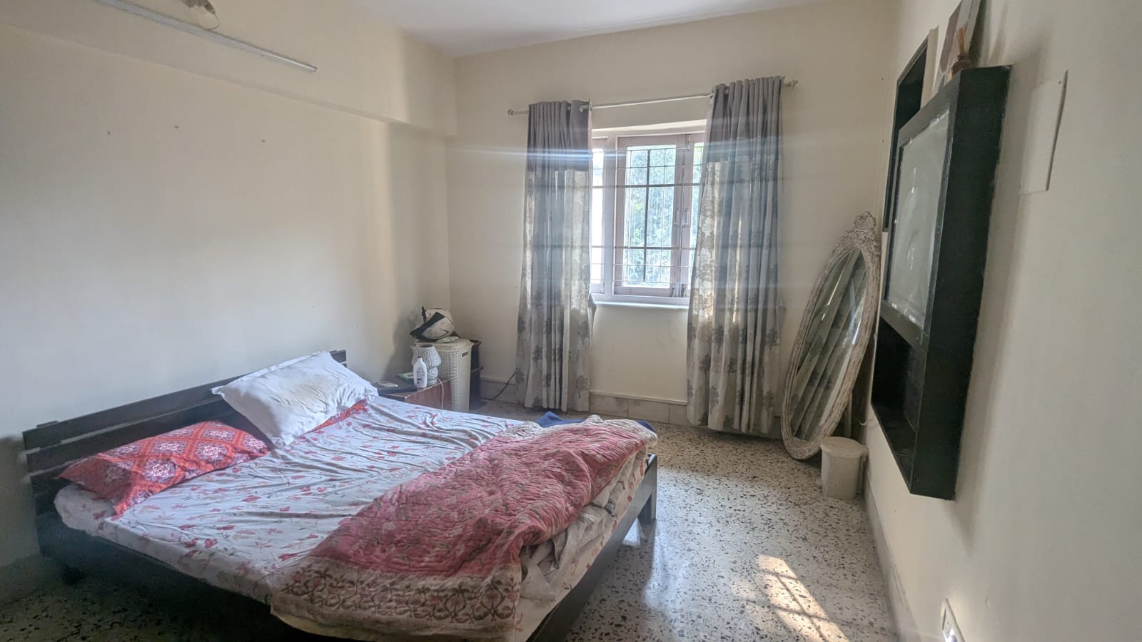 Bedroom in 3 BHK Apartment at Grand Canyon Apartment, Pali Hill – for Rent