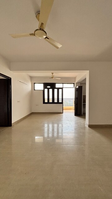 Room in 2 BHK Apartment at Mahagun Villa, Vaishali Sector 4 – for Rent