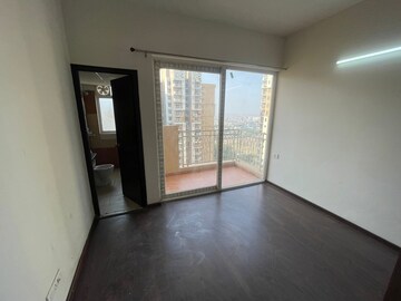 Room in 2 BHK Apartment at Amrapali Golf Homes, Sector 4 Greater Noida – for Rent