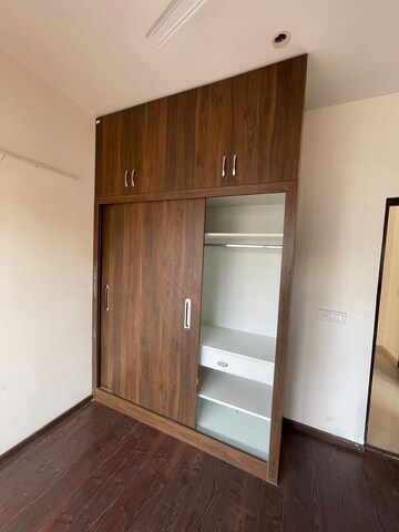 Room in 2 BHK Apartment at Amrapali Golf Homes, Sector 4 Greater Noida – for Rent