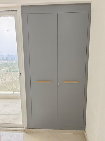 Furnished Amenities in 2.5 BHK Apartment at Amrapali Golf Homes, Sector 4 Greater Noida – for Rent