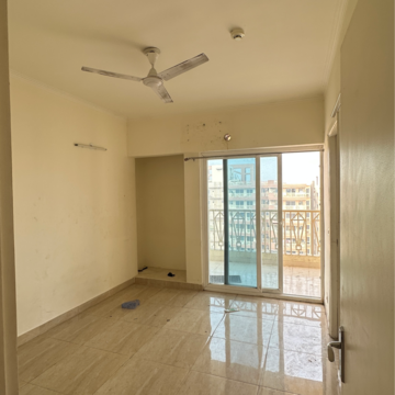 Room in 2 BHK Apartment at Gaur City 7th Avenue, Sector 4 Greater Noida – for Rent
