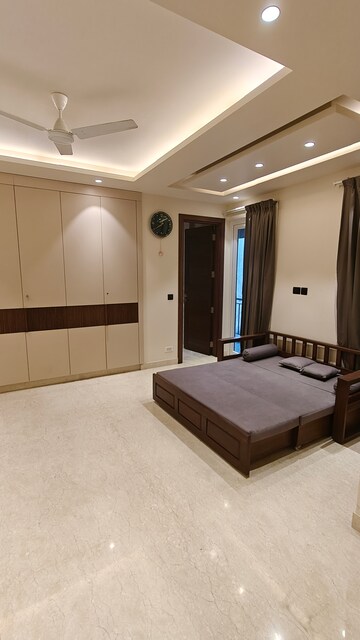 Room in 4 BHK Builder Floor at Panchsheel Park – for Rent