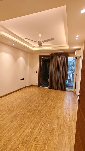 Room in 4 BHK Builder Floor at Panchsheel Park – for Rent