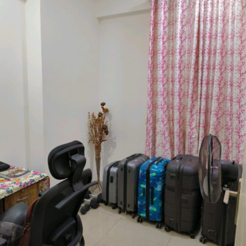 Room in 2 BHK Apartment at Gaur City 4th Avenue, Gaur City 1 – for Rent