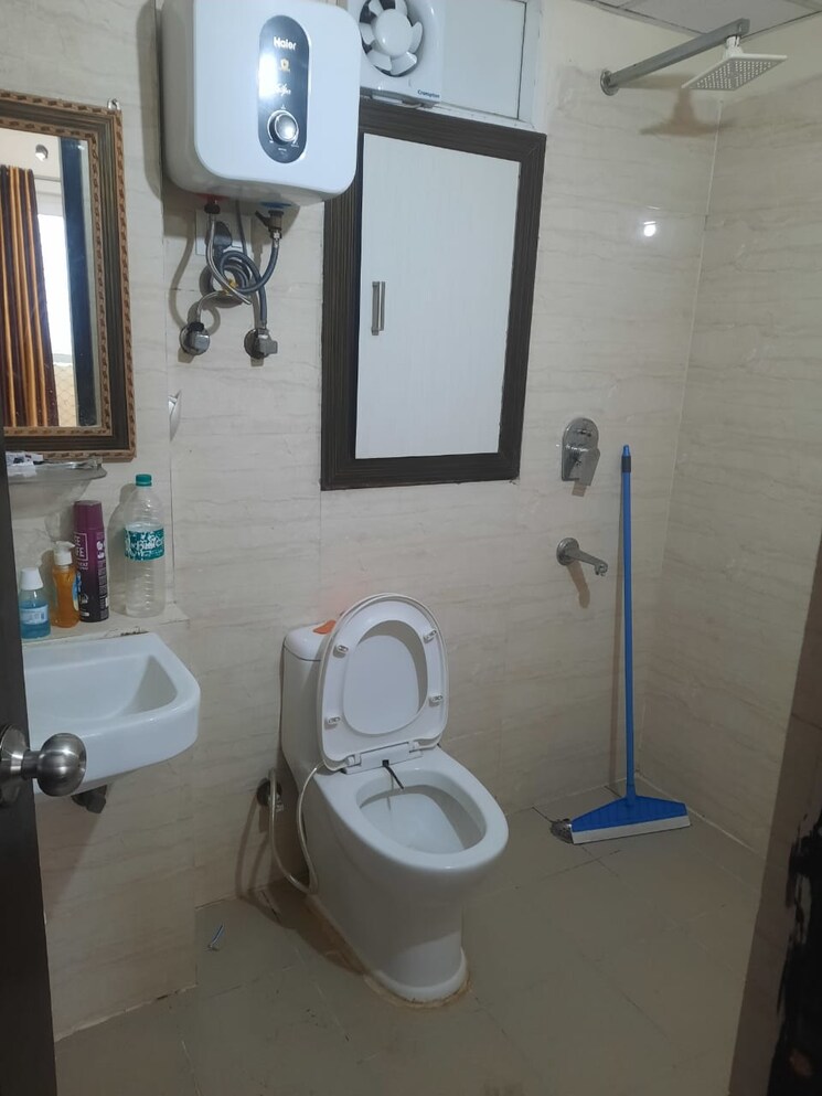 Bathroom, sethi-max-royal 3 Bedroom 1250 Sq.Ft. Apartment In Sector 76 Noida 9757853