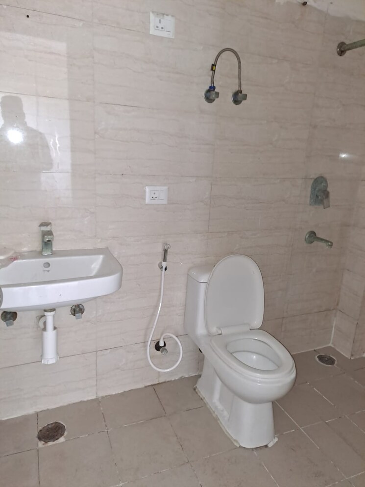 Bathroom, sethi-max-royal 3 Bedroom 1440 Sq.Ft. Apartment In Sector 76 Noida 9757857