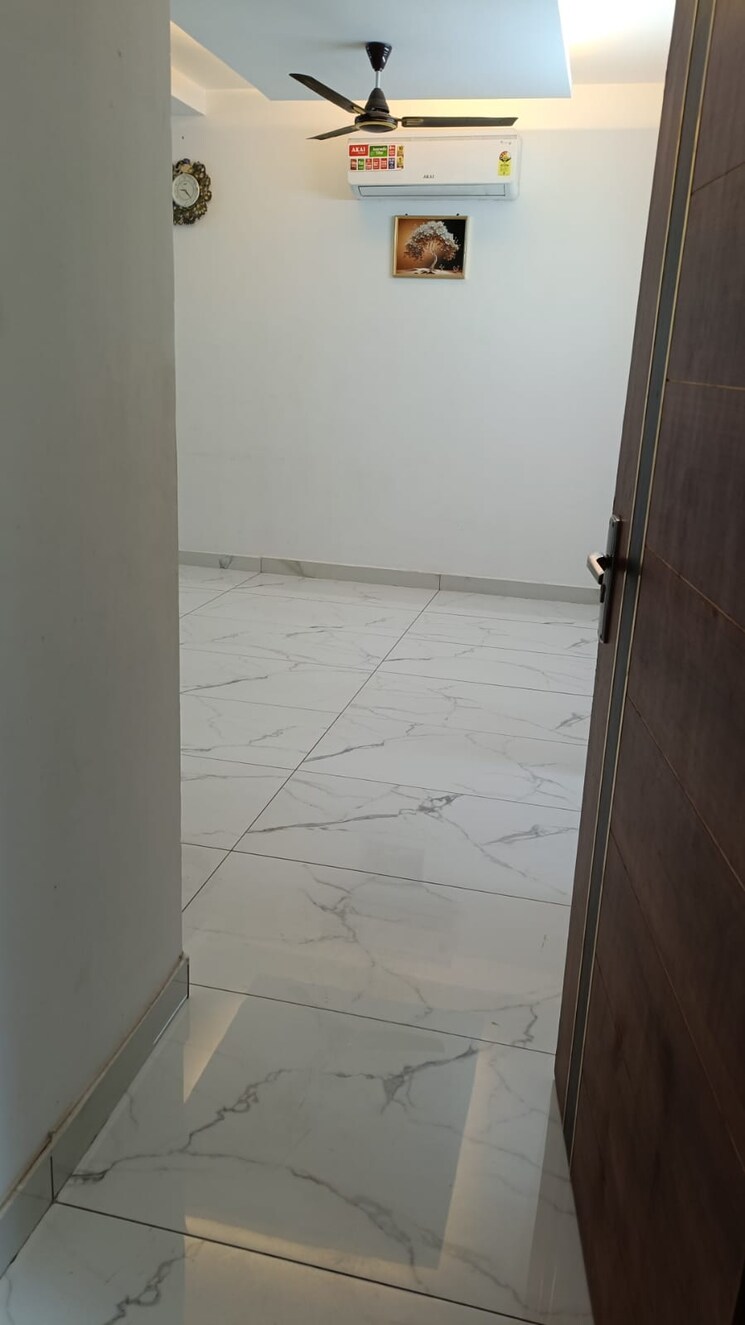 Room, dhakoli 3 Bedroom 148 Sq.Yd. Builder Floor In Dhakoli Zirakpur 9758015