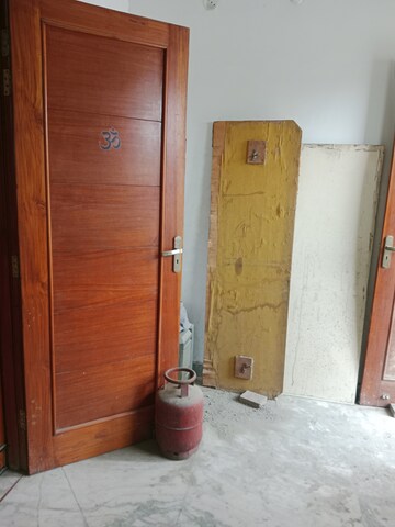 Room in 1 BHK Builder Floor at Ansals Sushant City – for Rent