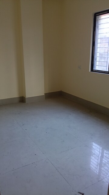 Room in 2 BHK Apartment at Sristi Plaza, Chinar Park – for Rent
