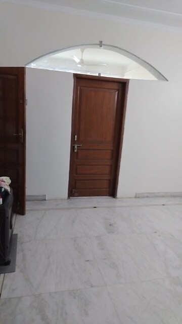 Room in 2 BHK Builder Floor at Sector 31 – for Rent