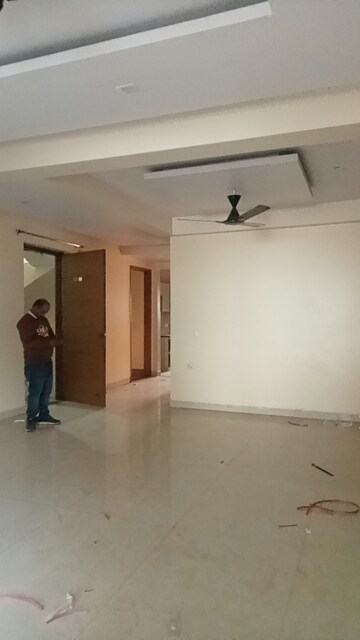 Room in 3 BHK Builder Floor at Parklands, Sector 85 – for Rent