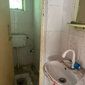 Bathroom in 2 BHK Builder Floor at Uttam Nagar – for Rent