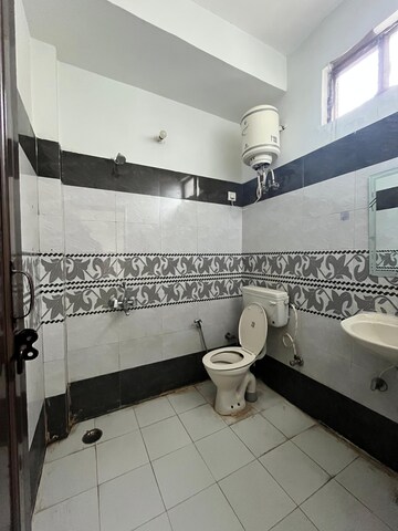 Master Bedroom in 1 BHK Builder Floor at Sector 31 – for Rent