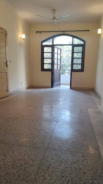 Room in 3 BHK Builder Floor at Unitech South City 1, South City 1 – for Sale