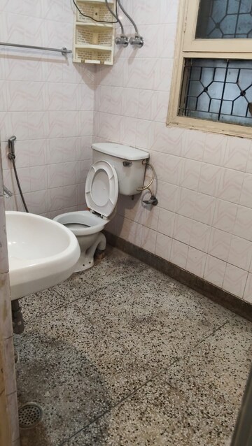 Bathroom in 3 BHK Builder Floor at Unitech South City 1, South City 1 – for Sale