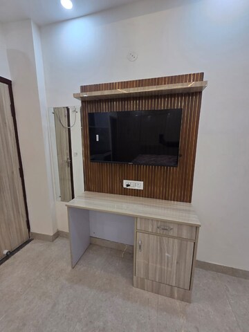 Furnished Amenities in 1 RK Builder Floor at Ansal Sushant Lok I, Sector 43 – for Rent