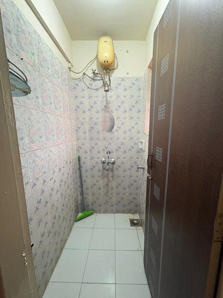 Bathroom, rajnigandha-chs-vasant-vihar 1 Bedroom 424 Sq.Ft. Apartment In Vasant Vihar Thane 9759641