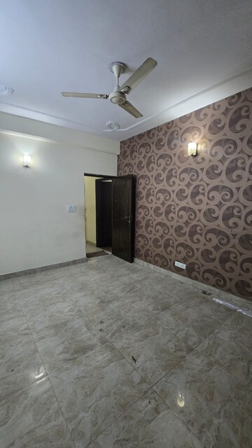Room in 2 BHK Apartment at Amrapali Eden Park, Sector 50 – for Sale