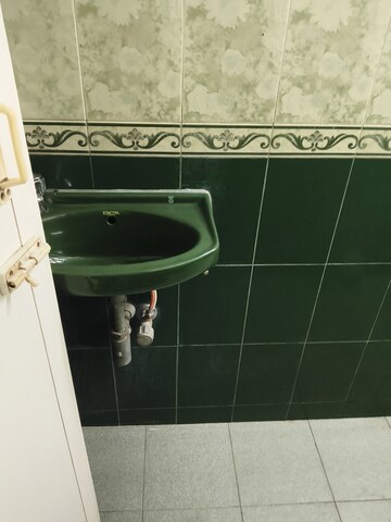 Bathroom in 1 BHK Apartment at Vile Parle East – for Rent