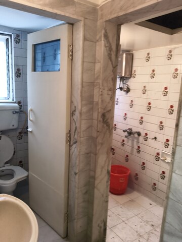 Bathroom in 1 BHK Apartment at Vile Parle East – for Rent