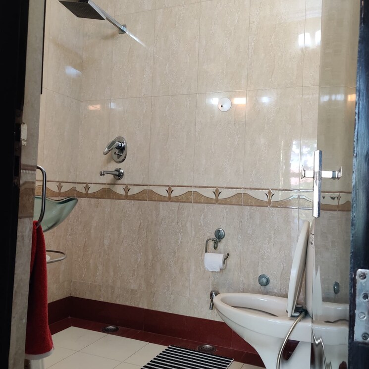 Bathroom, lajpat nagar i 6+ Bedroom 3600 Sq.Ft. Builder Floor In Lajpat Nagar I Delhi 9761219