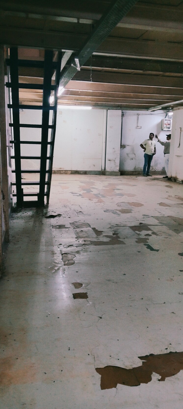  Parking, goregaon east Commercial Warehouse 750 Sq.Yd. In Goregaon East Mumbai 9761655