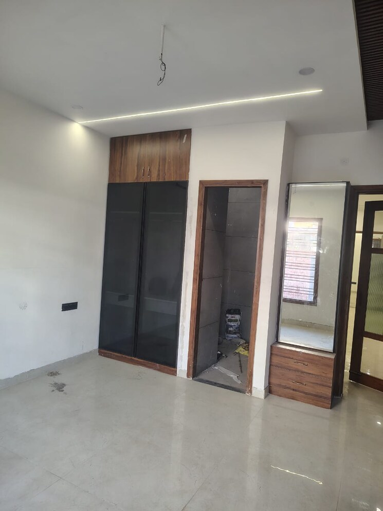 Room, dhakoli 6+ Bedroom 215 Sq.Yd. Independent House In Dhakoli Zirakpur 9761823
