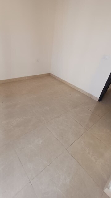 Room in 4 BHK Apartment at Sindhu Bhavan Road – for Rent