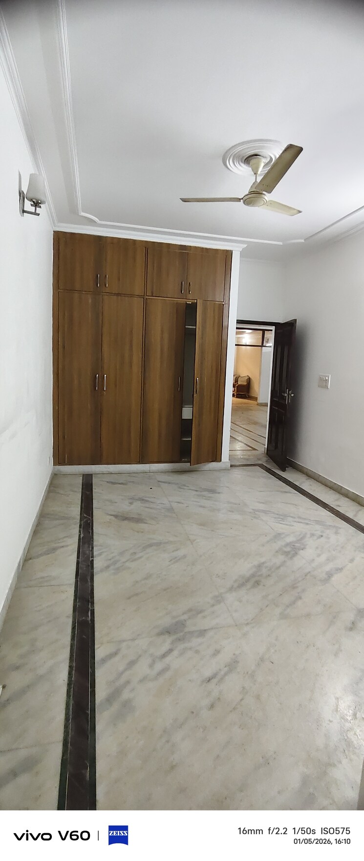 Room, rwa-apartments-sector-51 3 Bedroom 300 Sq.Mt. Independent House In Sector 51 Noida 9763537